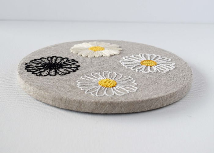 Bordado floral sobre lino natural enmarcado sin aro exterior