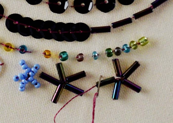 idée de raccommodage visible : Ajouter des perles et des paillettes
