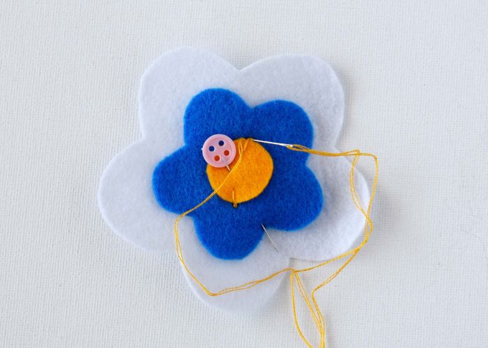 Brodez un point de pistil pour fixer les morceaux de feutre ensemble.