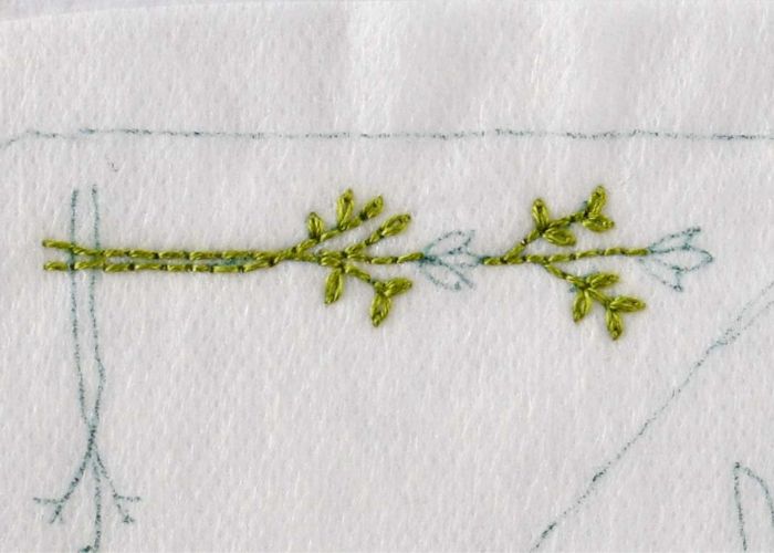 Tiges de fleurs brodées au point arrière et au point de chaînette détaché