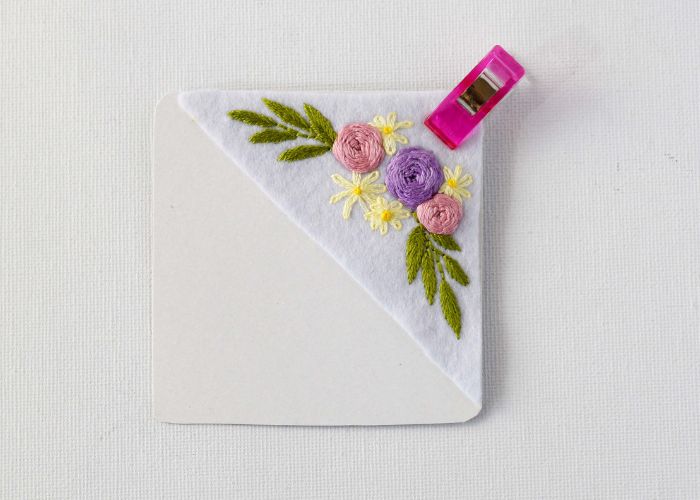 Épingler une broderie florale avec une carte