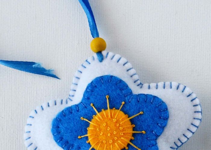 Placez la perle en bois sur le dessus pour la décoration