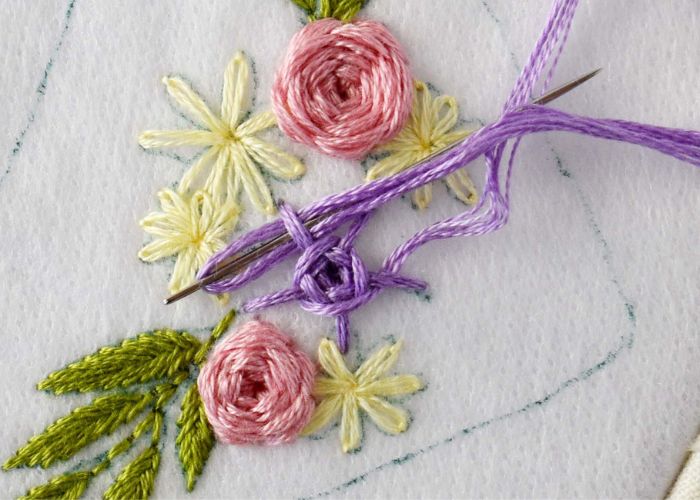 Broderie de fleurs au point de roue tissé violet