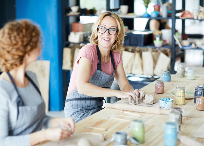 Dos mujeres en un taller de artesanía