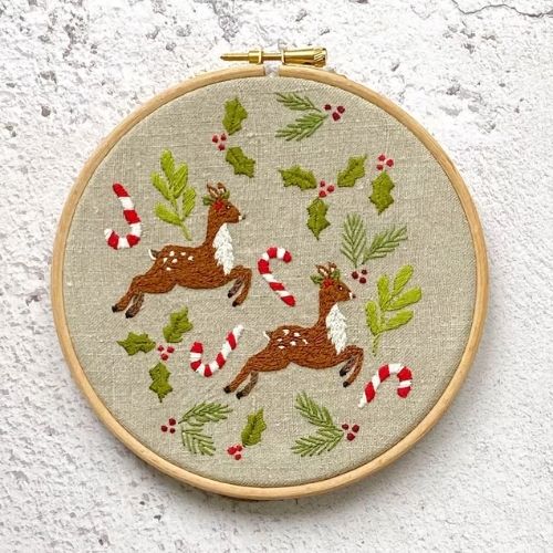 Tänzerndes Rentier handstickanleitung von BustleandSew auf Etsy