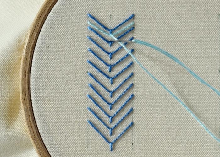 Broderie au point de mouche bicolore Étape 4